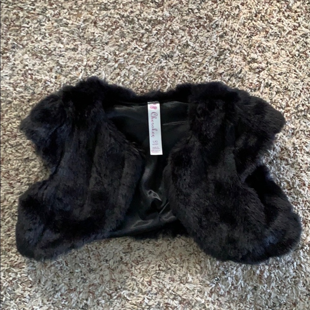 Faux fur capped sleeve cropped shawl